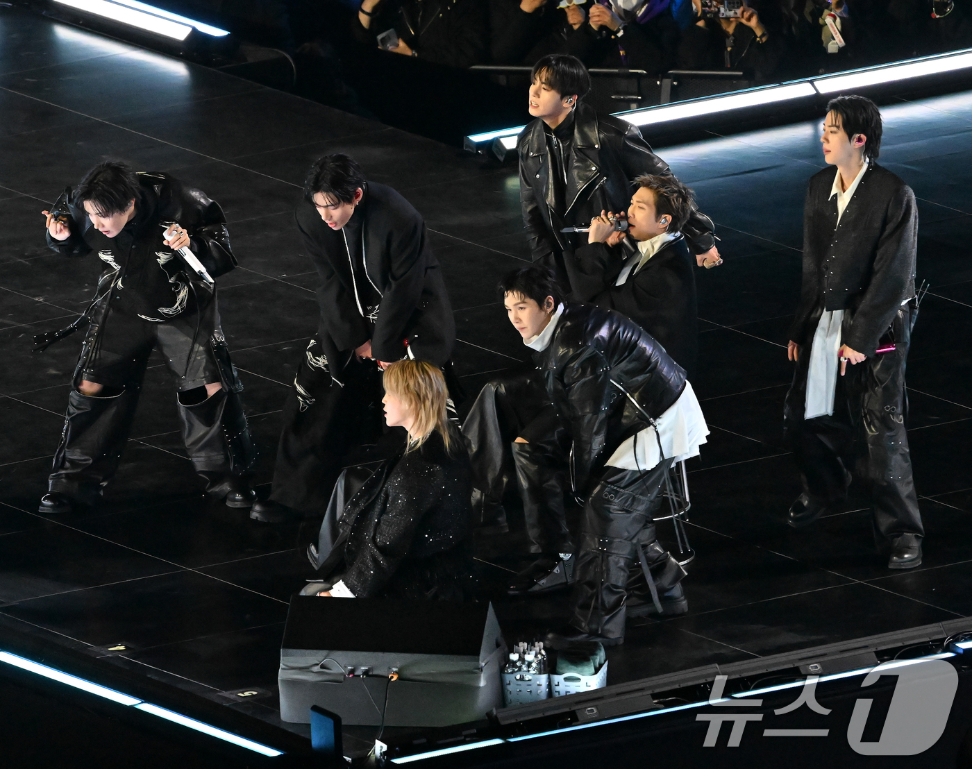 (서울=뉴스1) 사진공동취재단 = 그룹 방탄소년단(BTS)이 21일 서울 광화문 광장에서 무료 복귀 공연 'BTS 컴백 라이브: 아리랑'(BTS THE COMEBACK LIVE | …