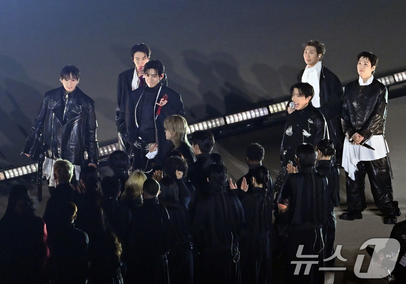 (서울=뉴스1) 사진공동취재단 = 그룹 방탄소년단(BTS)이 21일 서울 광화문 광장에서 무료 복귀 공연 'BTS 컴백 라이브: 아리랑'(BTS THE COMEBACK LIVE | …