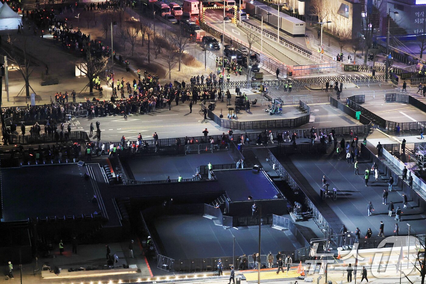 본문 이미지 - 21일 오후 서울 종로구 광화문광장에서 열린 'BTS 컴백 라이브: 아리랑'이 끝난 후 관계자들이 텅 빈 객석을 정리하고 있다. 2026.3.21 ⓒ 뉴스1 임세영 기자