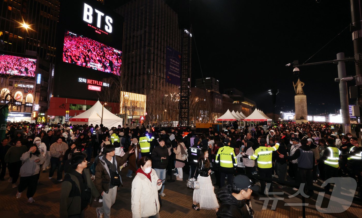 (서울=뉴스1) 김진환 기자 = 21일 오후 서울 종로구 광화문광장에서 열린 'BTS 컴백 라이브: 아리랑'이 끝난 후 아미들이 귀가하고 있다. 2026.3.21/뉴스1