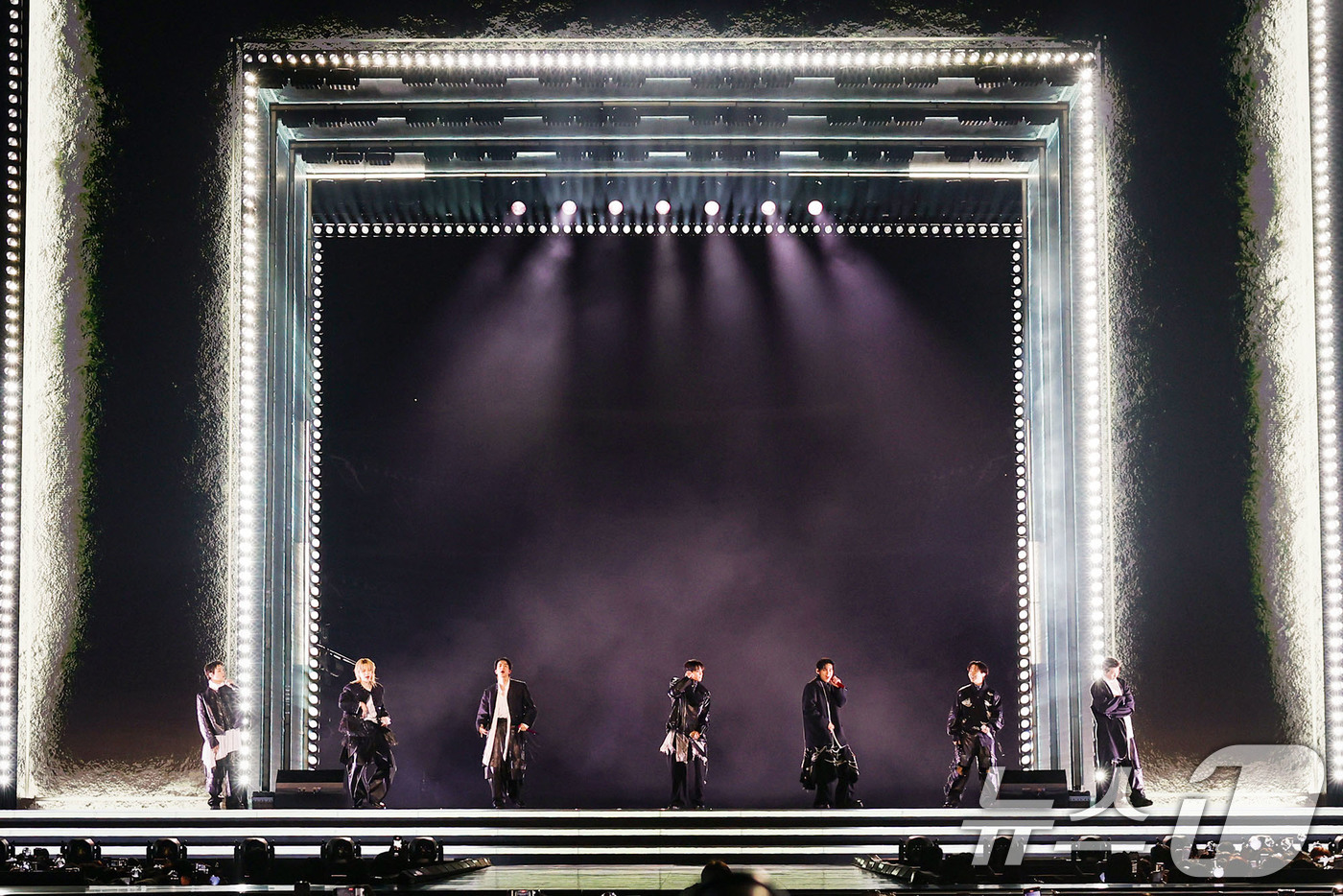 (서울=뉴스1) = 방탄소년단(BTS)이 21일 서울 광화문광장에서 컴백 기념 공연인 'BTS 컴백 라이브: 아리랑'을 펼치고 있다. (빅히트 뮤직/넷플릭스 제공. 재판매 및 DB …