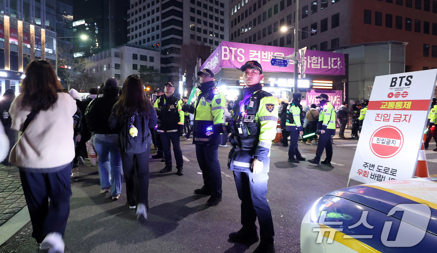 (서울=뉴스1) 박지혜 기자 = 21일 서울 광화문광장에서 ‘아미(ARMY·BTS 팬덤)’들이 방탄소년단(BTS) 컴백 기념 공연 ‘BTS 컴백 라이브: 아리랑’을 관람한 뒤 경찰 …