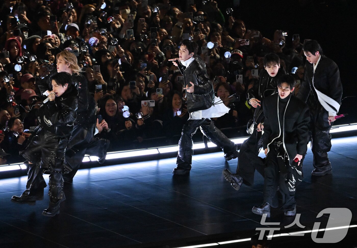 본문 이미지 - 방탄소년단(BTS)이 21일 서울 광화문광장에서 'BTS 컴백 라이브: 아리랑' 발매 기념 컴백 공연을 하고 있다. 2026.3.21 ⓒ 뉴스1 사진공동취재단