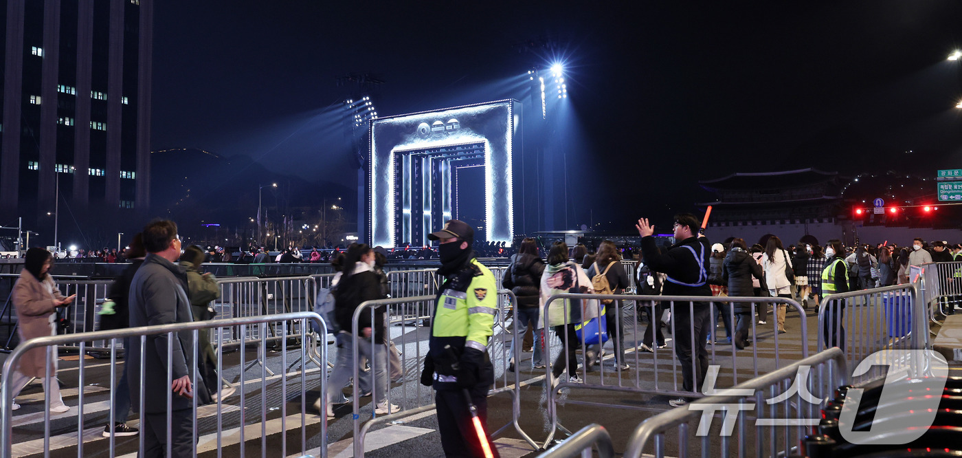 (서울=뉴스1) 박지혜 기자 = 21일 서울 광화문광장에서 ‘아미(ARMY·BTS 팬덤)’들이 방탄소년단(BTS) 컴백 기념 공연 ‘BTS 컴백 라이브: 아리랑’을 관람한 뒤 경찰 …