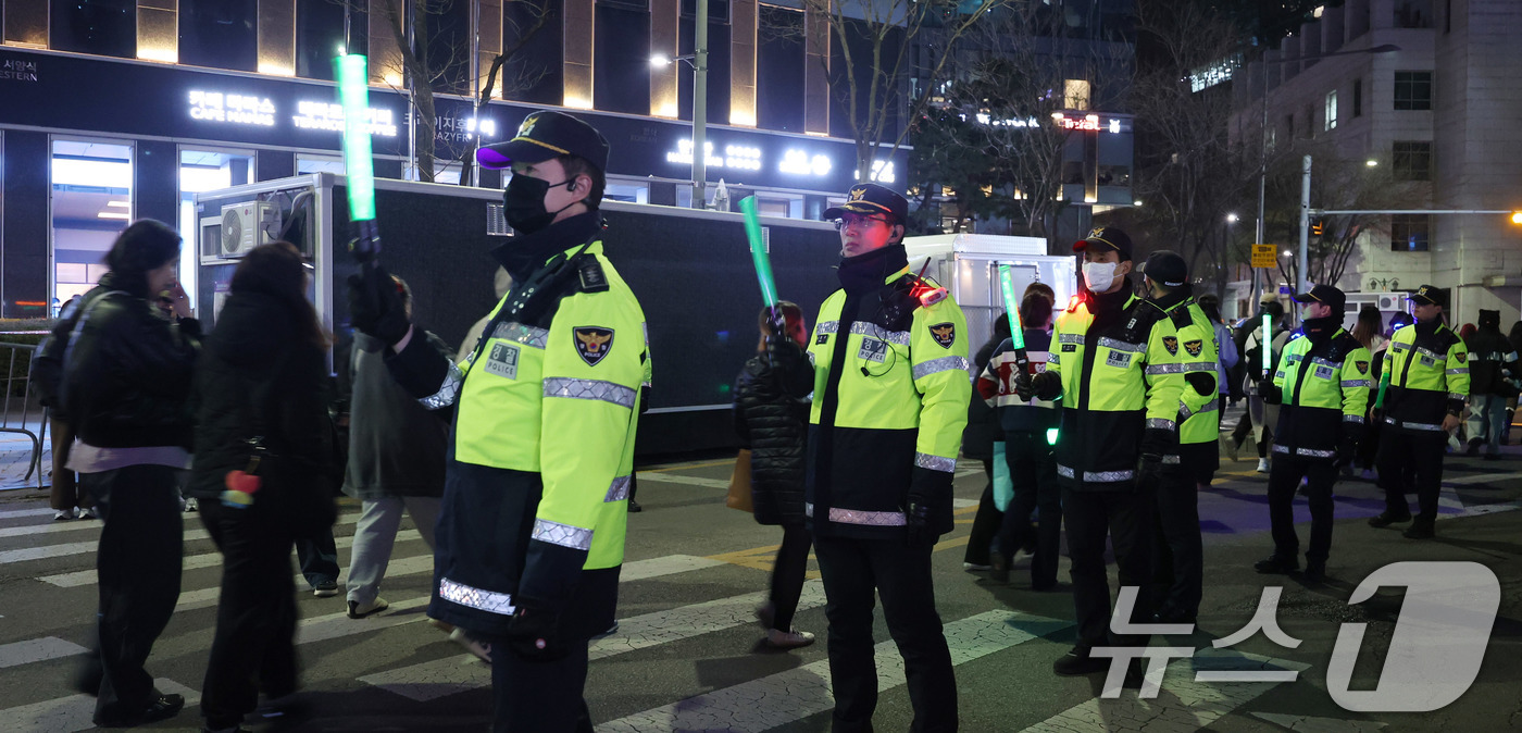 (서울=뉴스1) 박지혜 기자 = 21일 서울 광화문광장에서 ‘아미(ARMY·BTS 팬덤)’들이 방탄소년단(BTS) 컴백 기념 공연 ‘BTS 컴백 라이브: 아리랑’을 관람한 뒤 경찰 …