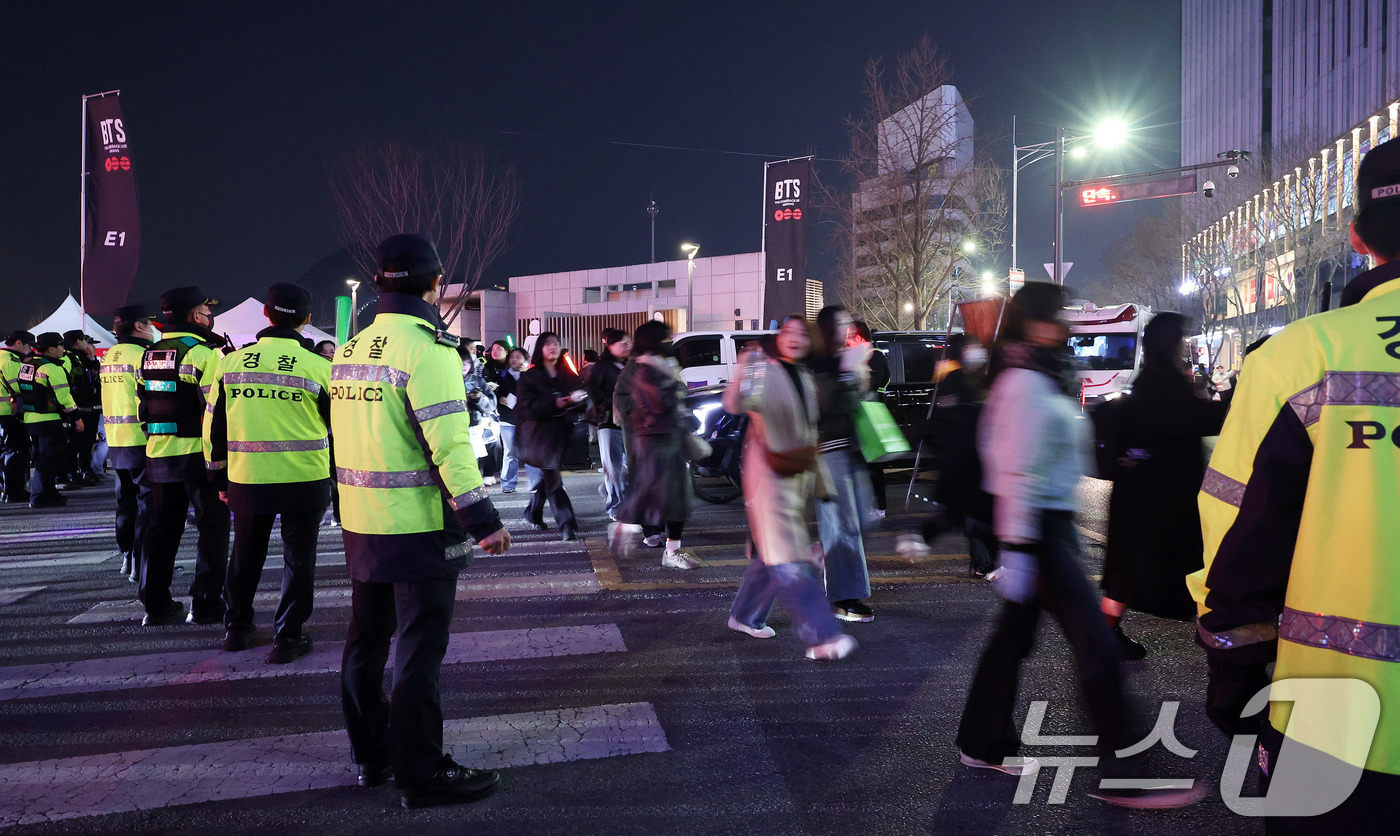 (서울=뉴스1) 박지혜 기자 = 21일 서울 광화문광장에서 ‘아미(ARMY·BTS 팬덤)’들이 방탄소년단(BTS) 컴백 기념 공연 ‘BTS 컴백 라이브: 아리랑’을 관람한 뒤 경찰 …