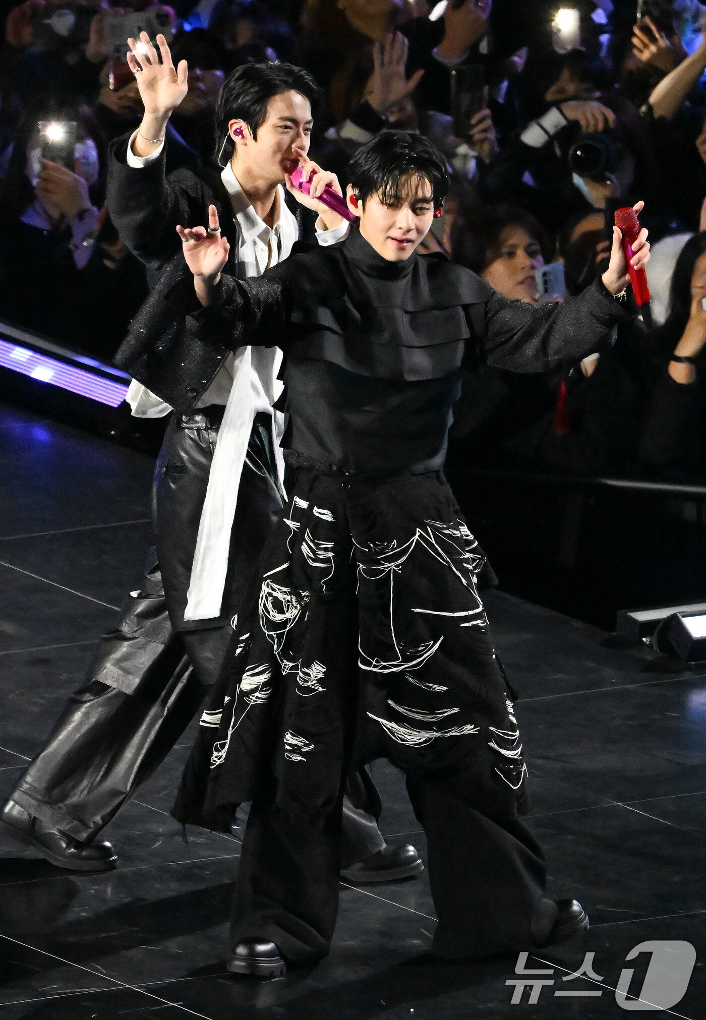 본문 이미지 - 방탄소년단(BTS)이 21일 서울 광화문광장에서 'BTS 컴백 라이브: 아리랑' 발매 기념 컴백 공연을 하고 있다. 2026.3.21 ⓒ 뉴스1 사진공동취재단