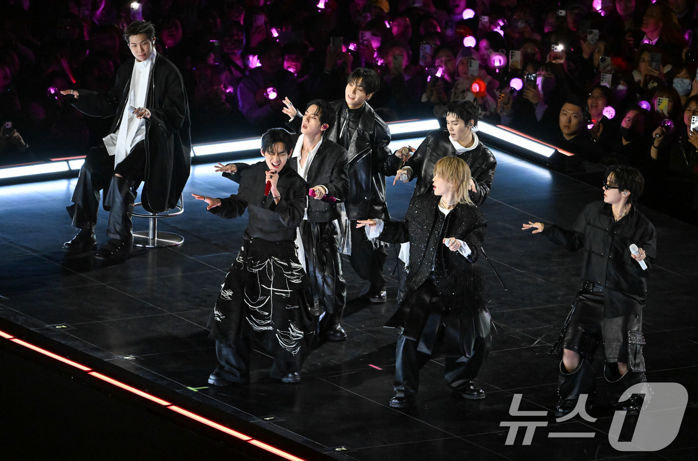 (서울=뉴스1) 사진공동취재단 = 방탄소년단(BTS)이 21일 서울 광화문광장에서 'BTS 컴백 라이브: 아리랑' 발매 기념 컴백 공연을 하고 있다. 2026.3.21/뉴스1