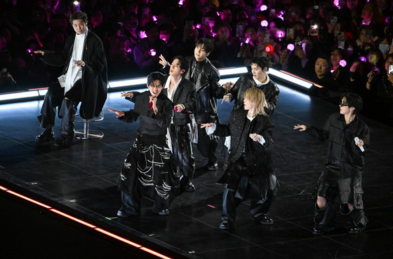 광화문 BTS 컴백 공연 '성황'…통행 불편·과잉 동원 지적도