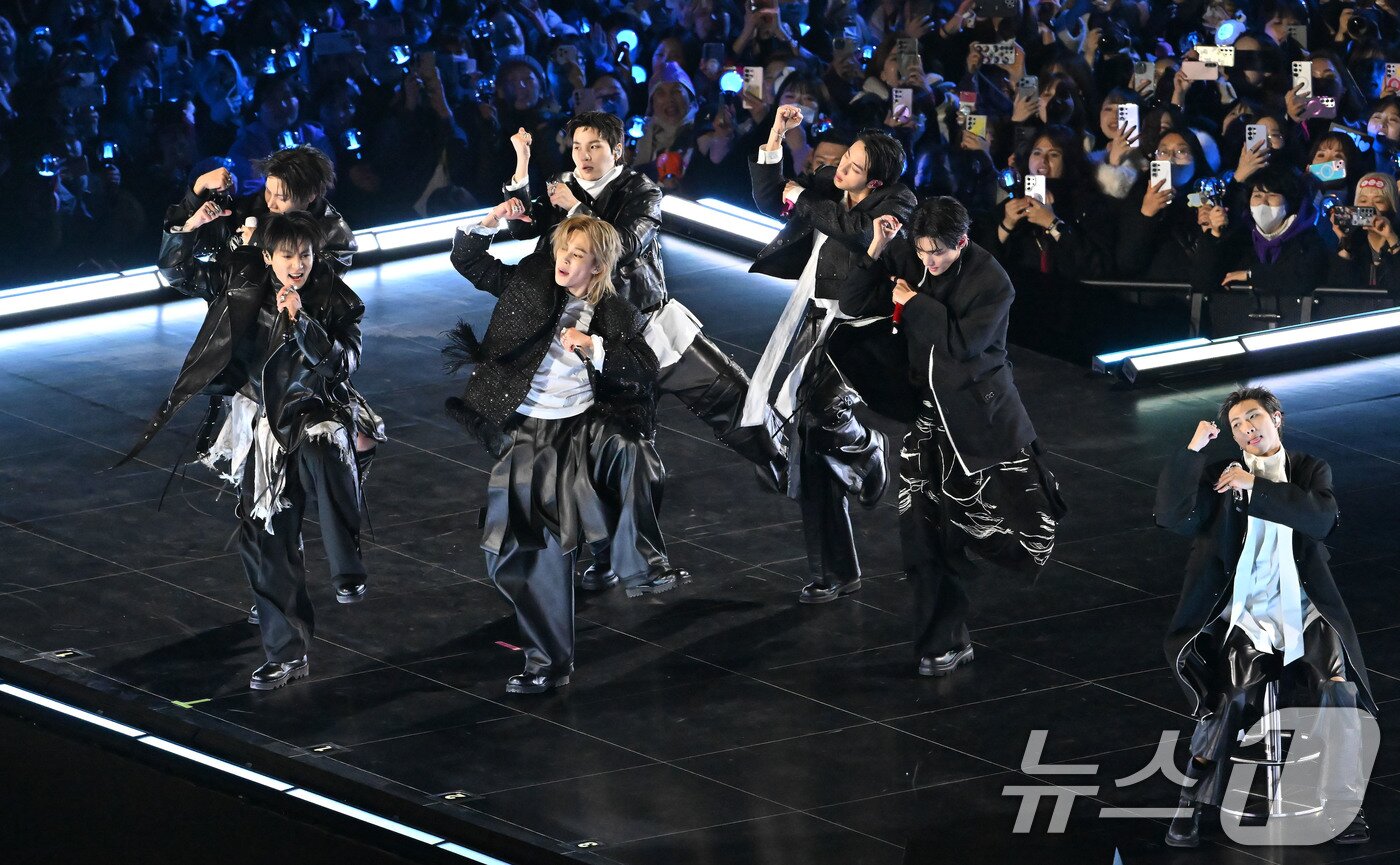 본문 이미지 - 방탄소년단(BTS)이 21일 서울 광화문광장에서 'BTS 컴백 라이브: 아리랑' 발매 기념 컴백 공연을 하고 있다. 2026.3.21 ⓒ 뉴스1 사진공동취재단