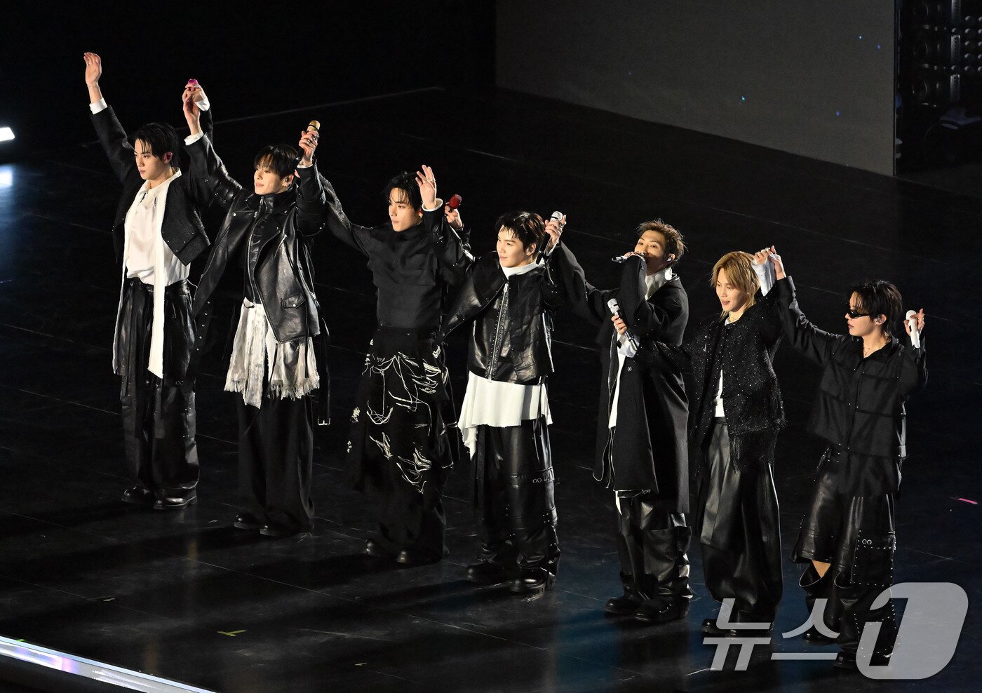 본문 이미지 - 방탄소년단(BTS)이 21일 서울 광화문광장에서 'BTS 컴백 라이브: 아리랑' 발매 기념 컴백 공연을 하고 있다. 2026.3.21 ⓒ 뉴스1 사진공동취재단