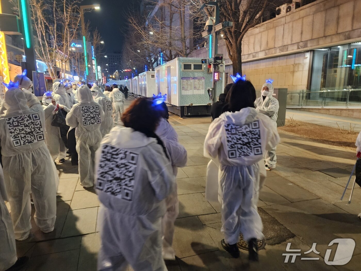 본문 이미지 - 21일 BTS의 광화문 컴백 공연이 종료된 후 팬들로 구성된 자원봉사단이 거리 쓰레기를 줍고 있다. 2026.03.21/ⓒ 뉴스1 권진영 기자