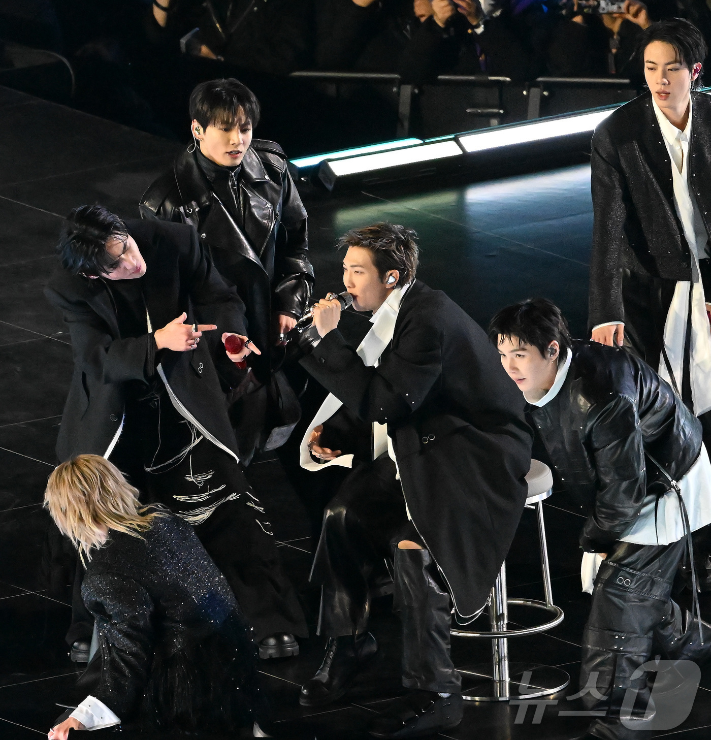 (서울=뉴스1) 사진공동취재단 = 그룹 방탄소년단(BTS)의 리더 RM이 21일 서울 광화문 광장에서 열린 'BTS 컴백 라이브: 아리랑'(BTS THE COMEBACK LIVE  …