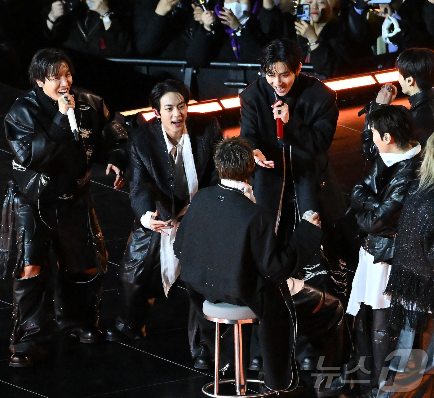 (서울=뉴스1) 사진공동취재단 = 그룹 방탄소년단(BTS)이 21일 서울 광화문 광장에서 열린 'BTS 컴백 라이브: 아리랑'(BTS THE COMEBACK LIVE | ARIRA …