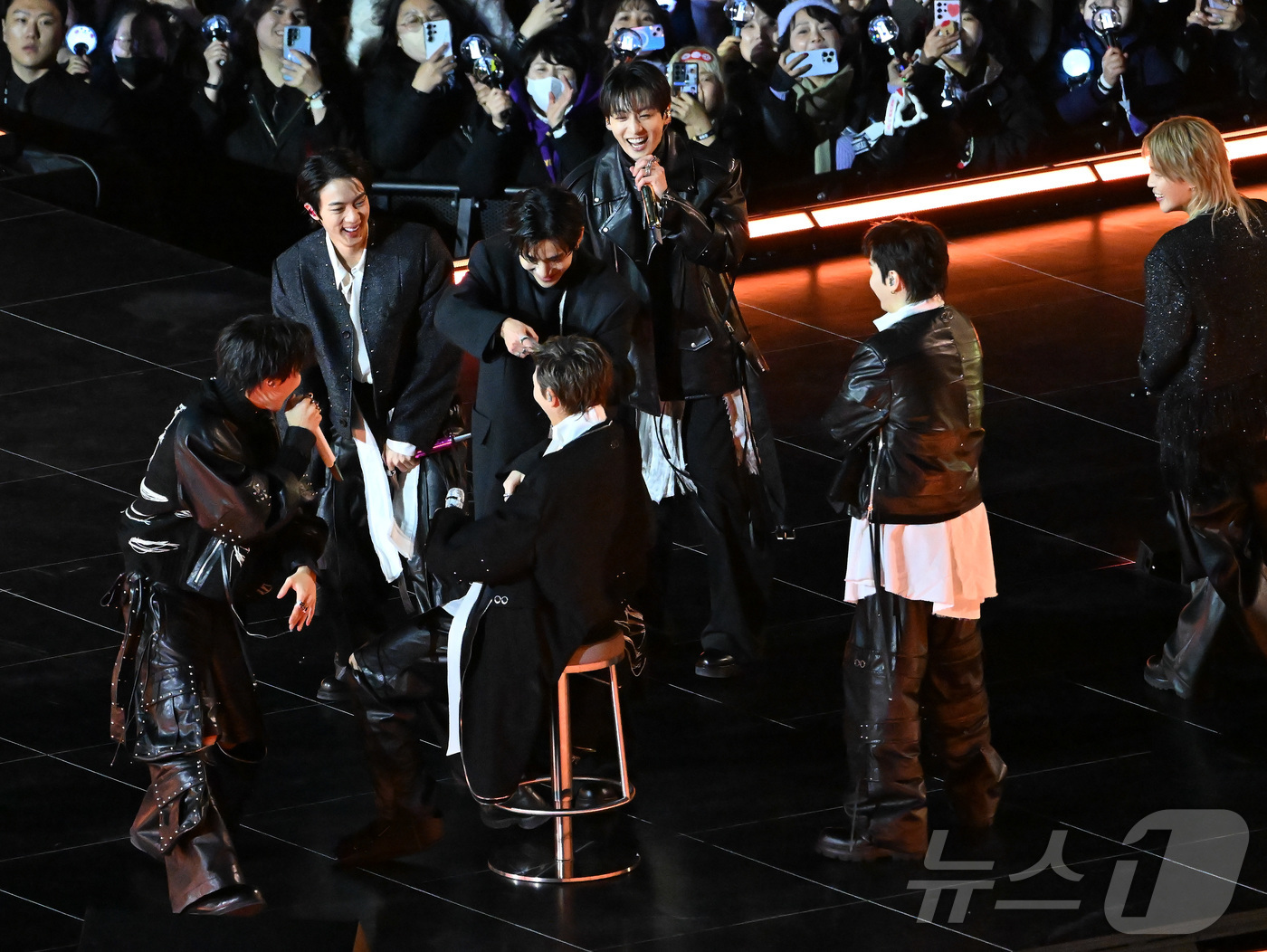 (서울=뉴스1) 사진공동취재단 = 그룹 방탄소년단(BTS)이 21일 서울 광화문 광장에서 열린 'BTS 컴백 라이브: 아리랑'(BTS THE COMEBACK LIVE | ARIRA …