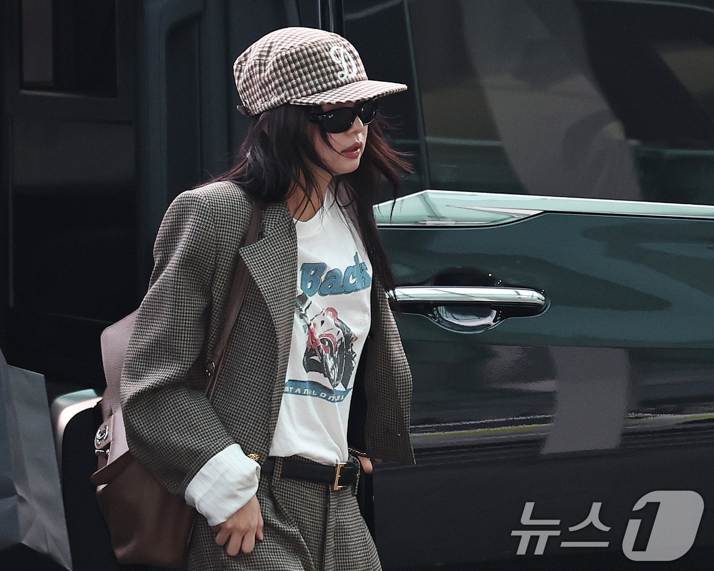 (인천공항=뉴스1) 구윤성 기자 = 블랙핑크 제니가 22일 오전 인천국제공항에서 해외 일정을 위해 홍콩으로 출국하고 있다. 2026.3.22/뉴스1