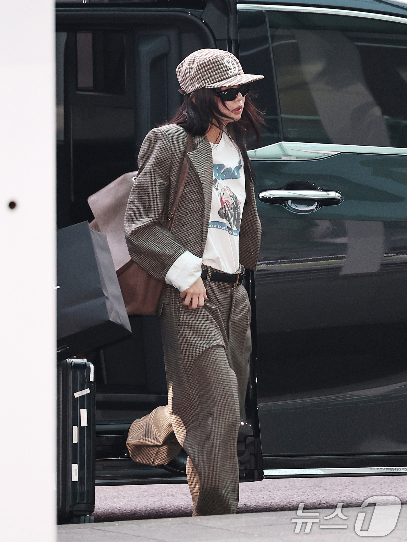 (인천공항=뉴스1) 구윤성 기자 = 블랙핑크 제니가 22일 오전 인천국제공항에서 해외 일정을 위해 홍콩으로 출국하고 있다. 2026.3.22/뉴스1