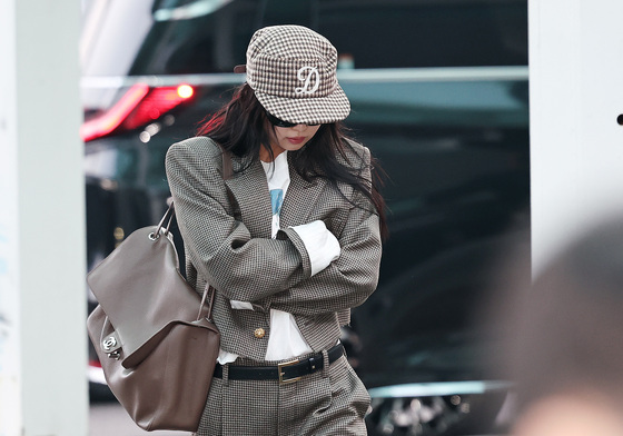 출국하는 제니 '추워요'