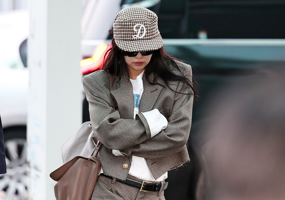 출국하는 제니 '숨길 수 없는 매력'