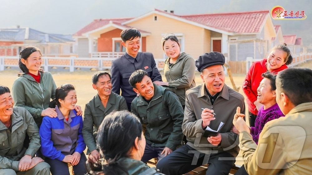 (평양 노동신문=뉴스1) = 북한 노동당 기관지 노동신문은 22일 "당 제9차 대회 이후 당의 숭고한 인민관을 충직하게 받들어가려는 각급 당조직들과 일군(일꾼)들의 역할이 비상히 …