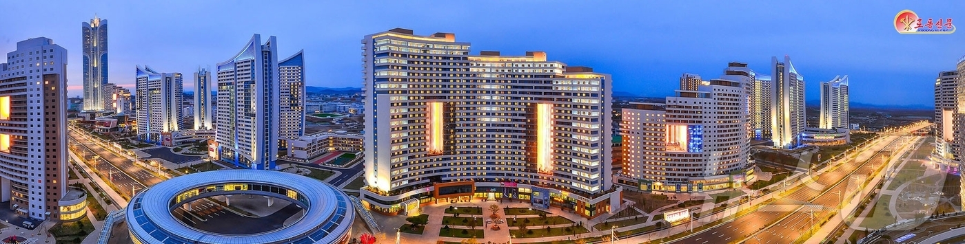 (평양 노동신문=뉴스1) = 북한 노동당 기관지 노동신문은 22일 "위대한 당중앙의 현명한 영도 밑에 사회주의 내 조국의 수도 평양이 전변의 새 모습을 청사에 아로새기며 날을 따라 …