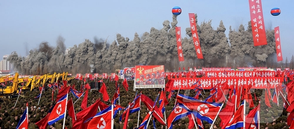 (평양 노동신문=뉴스1) = 북한 노동당 기관지 노동신문은 22일 "위대한 당중앙의 현명한 영도 밑에 사회주의 내 조국의 수도 평양이 전변의 새 모습을 청사에 아로새기며 날을 따라 …