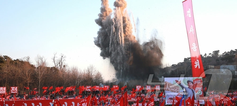 (평양 노동신문=뉴스1) = 북한 노동당 기관지 노동신문은 22일 "위대한 당중앙의 현명한 영도 밑에 사회주의 내 조국의 수도 평양이 전변의 새 모습을 청사에 아로새기며 날을 따라 …