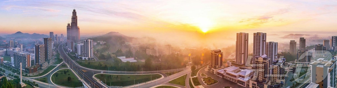 (평양 노동신문=뉴스1) = 북한 노동당 기관지 노동신문은 22일 "위대한 당중앙의 현명한 영도 밑에 사회주의 내 조국의 수도 평양이 전변의 새 모습을 청사에 아로새기며 날을 따라 …