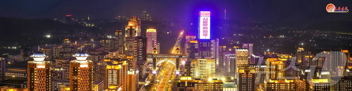 (평양 노동신문=뉴스1) = 북한 노동당 기관지 노동신문은 22일 "위대한 당중앙의 현명한 영도 밑에 사회주의 내 조국의 수도 평양이 전변의 새 모습을 청사에 아로새기며 날을 따라 …