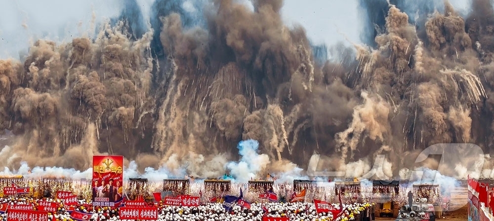 (평양 노동신문=뉴스1) = 북한 노동당 기관지 노동신문은 22일 "위대한 당중앙의 현명한 영도 밑에 사회주의 내 조국의 수도 평양이 전변의 새 모습을 청사에 아로새기며 날을 따라 …