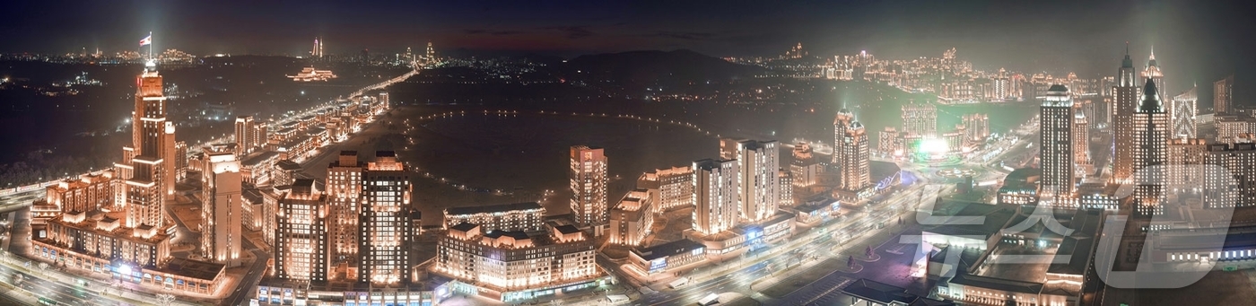 (평양 노동신문=뉴스1) = 북한 노동당 기관지 노동신문은 22일 "위대한 당중앙의 현명한 영도 밑에 사회주의 내 조국의 수도 평양이 전변의 새 모습을 청사에 아로새기며 날을 따라 …