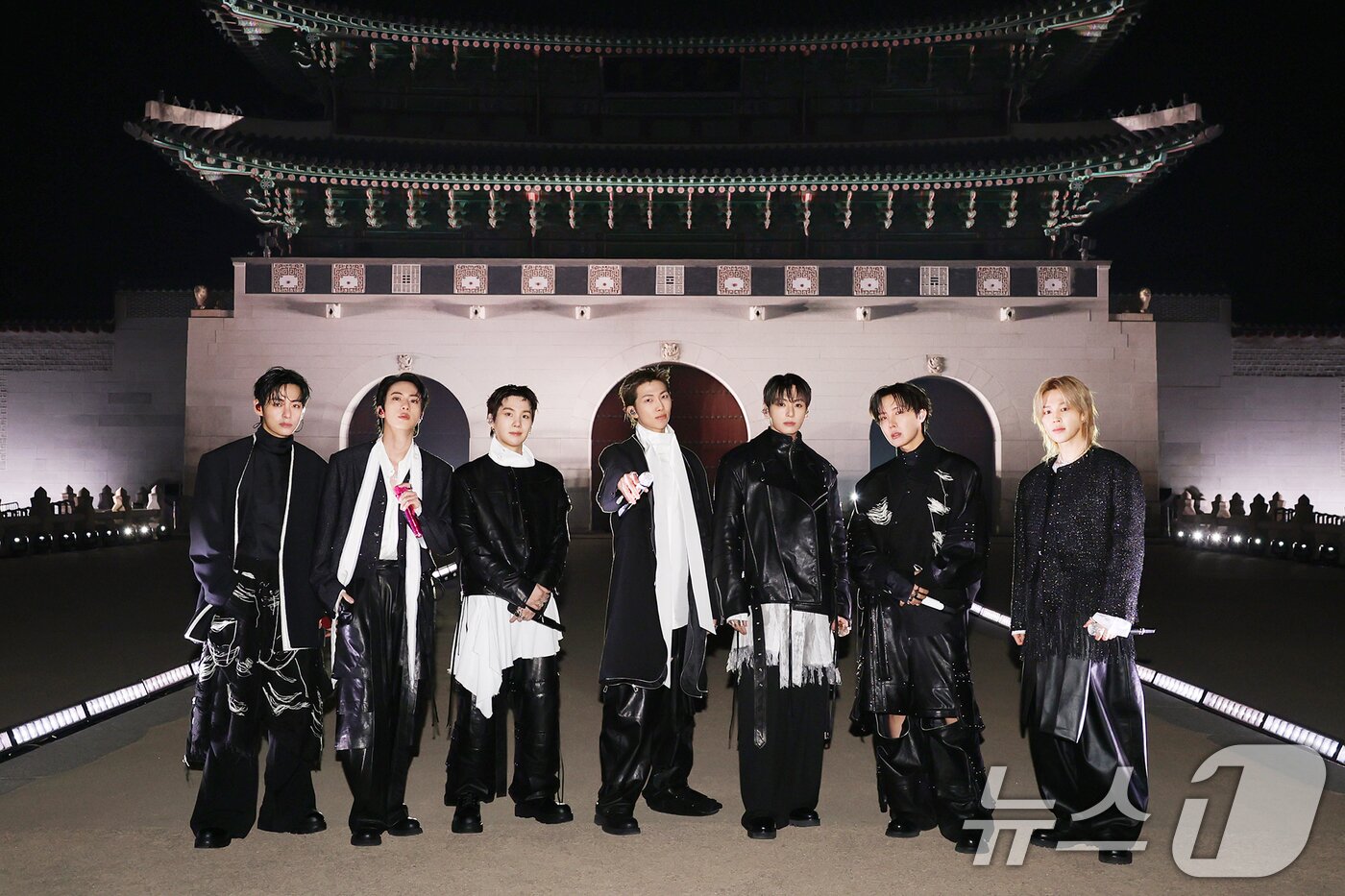 본문 이미지 - 방탄소년단(BTS)이 21일 서울 광화문광장에서 'BTS 컴백 라이브: 아리랑' 발매 기념 컴백 공연을 하고 있다. (빅히트 뮤직·넷플릭스 제공. 재판매 및 DB 금지) 2026.3.22 ⓒ 뉴스1