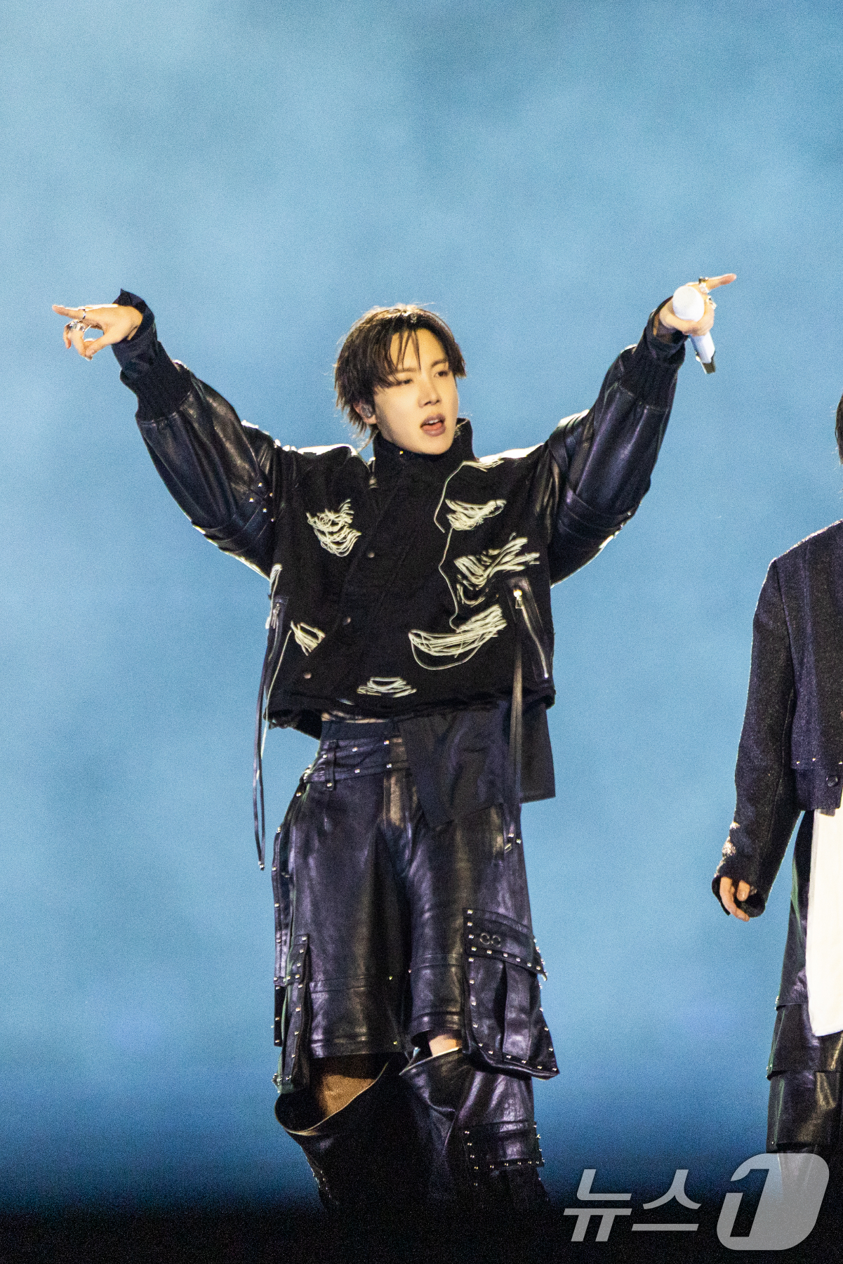 (서울=뉴스1) = 방탄소년단(BTS) 제이홉이 21일 서울 광화문광장에서 'BTS 컴백 라이브: 아리랑' 발매 기념 컴백 공연을 하고 있다. (빅히트 뮤직·넷플릭스 제공. 재판매 …