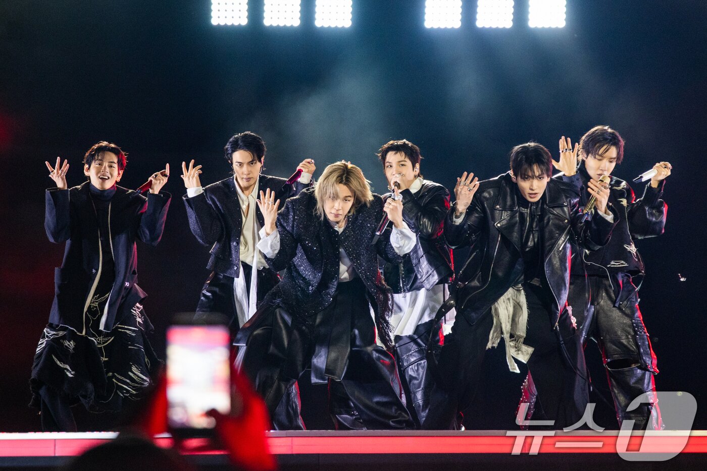 본문 이미지 - 방탄소년단(BTS)이 21일 서울 광화문광장에서 'BTS 컴백 라이브: 아리랑' 발매 기념 컴백 공연을 하고 있다. (빅히트 뮤직·넷플릭스 제공. 재판매 및 DB 금지) 2026.3.22 ⓒ 뉴스1