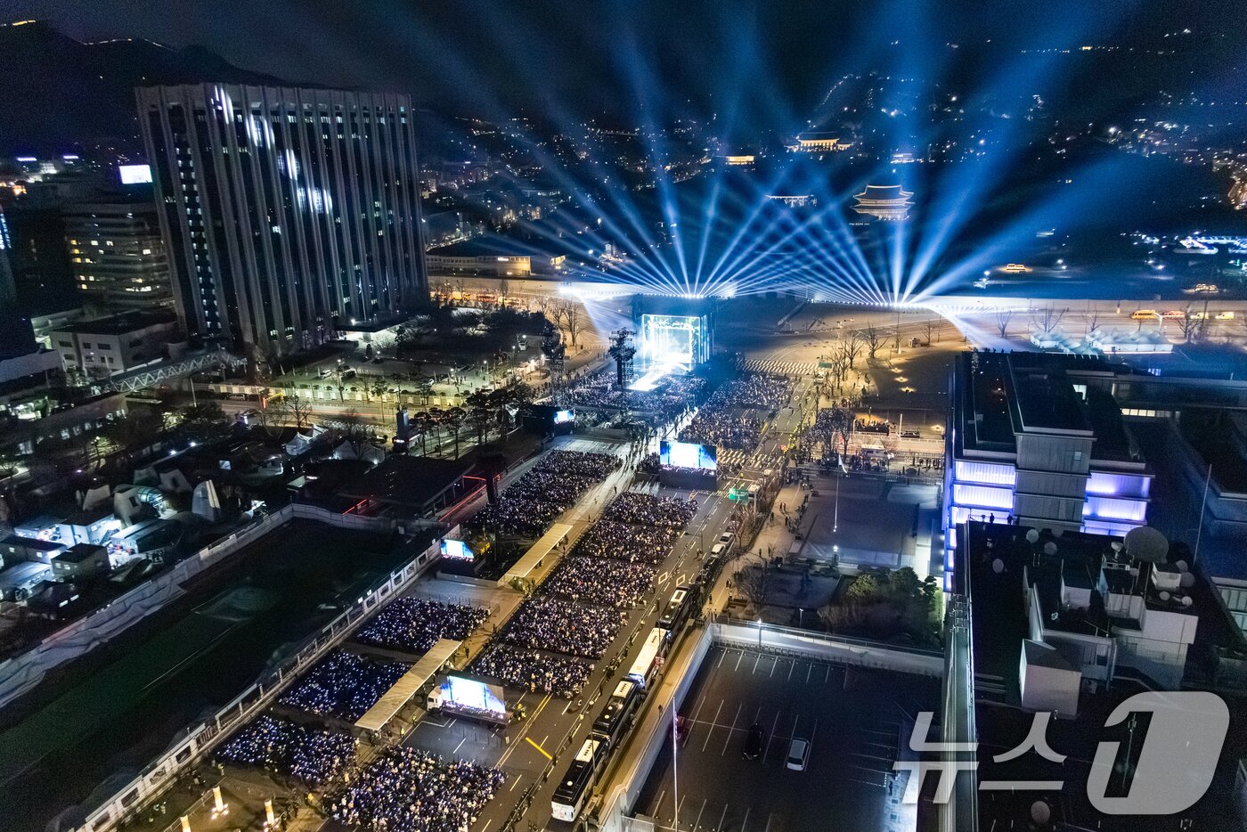 본문 이미지 - 방탄소년단(BTS)이 21일 서울 광화문광장에서 'BTS 컴백 라이브: 아리랑' 발매 기념 컴백 공연을 하고 있다. (빅히트 뮤직·넷플릭스 제공)