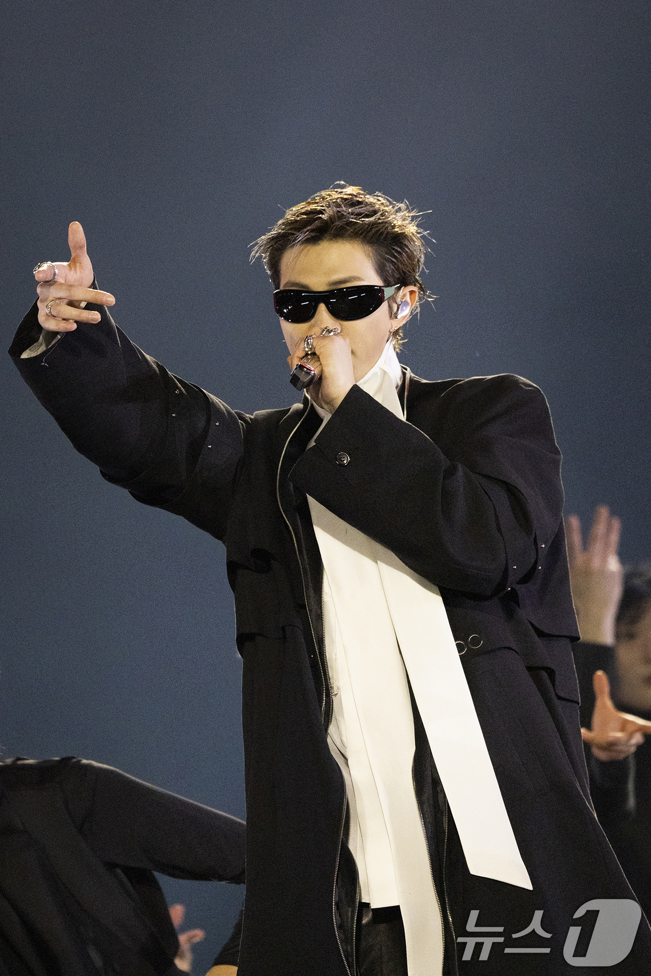 (서울=뉴스1) = 방탄소년단(BTS) RM이 21일 서울 광화문광장에서 'BTS 컴백 라이브: 아리랑' 발매 기념 컴백 공연을 하고 있다. (빅히트 뮤직·넷플릭스 제공. 재판매 …