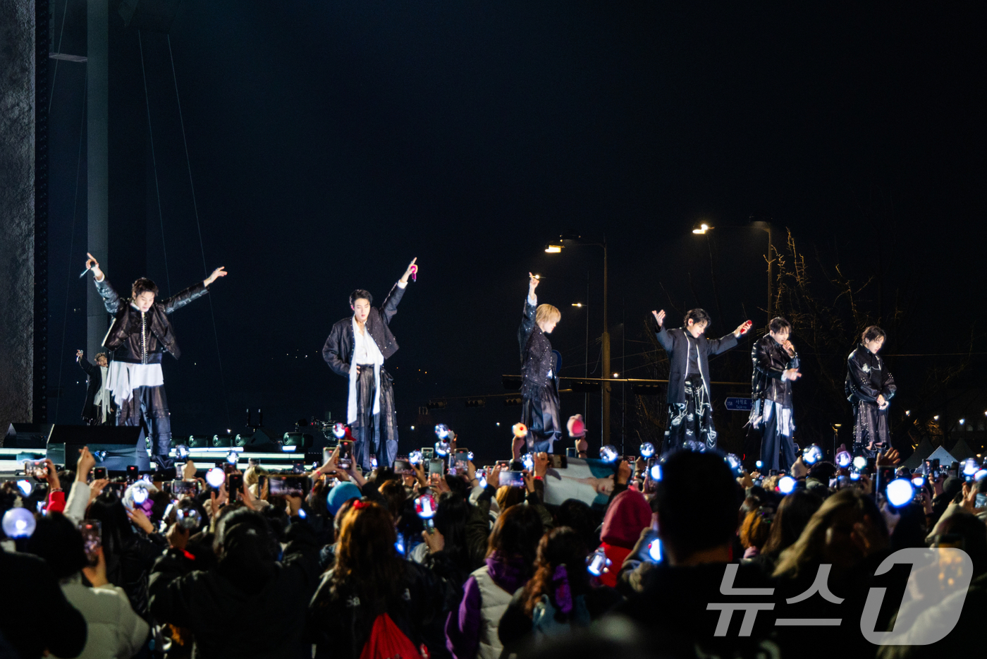 (서울=뉴스1) = 방탄소년단(BTS)이 21일 서울 광화문광장에서 'BTS 컴백 라이브: 아리랑' 발매 기념 컴백 공연을 하고 있다. (빅히트 뮤직·넷플릭스 제공. 재판매 및 D …