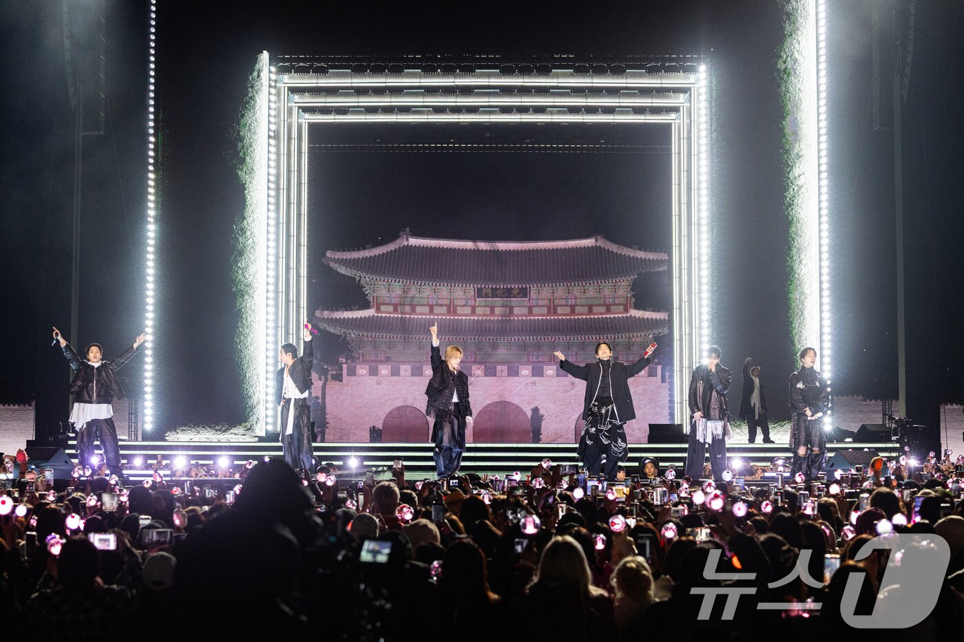 본문 이미지 - 방탄소년단(BTS)이 21일 서울 광화문광장에서 'BTS 컴백 라이브: 아리랑' 발매 기념 컴백 공연을 하고 있다. (빅히트 뮤직·넷플릭스 제공. 재판매 및 DB 금지) 