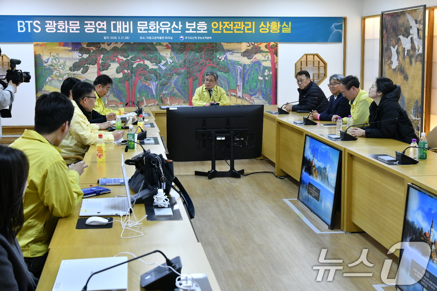 (서울=뉴스1) = 허민 국가유산청장이 BTS 광화문 공연이 진행 중인 지난 21일 오후 국립고궁박물관에 마련된 문화유산 안전관리 상황실에서 실시간 현장 상황과 문화유산 안전 현황 …
