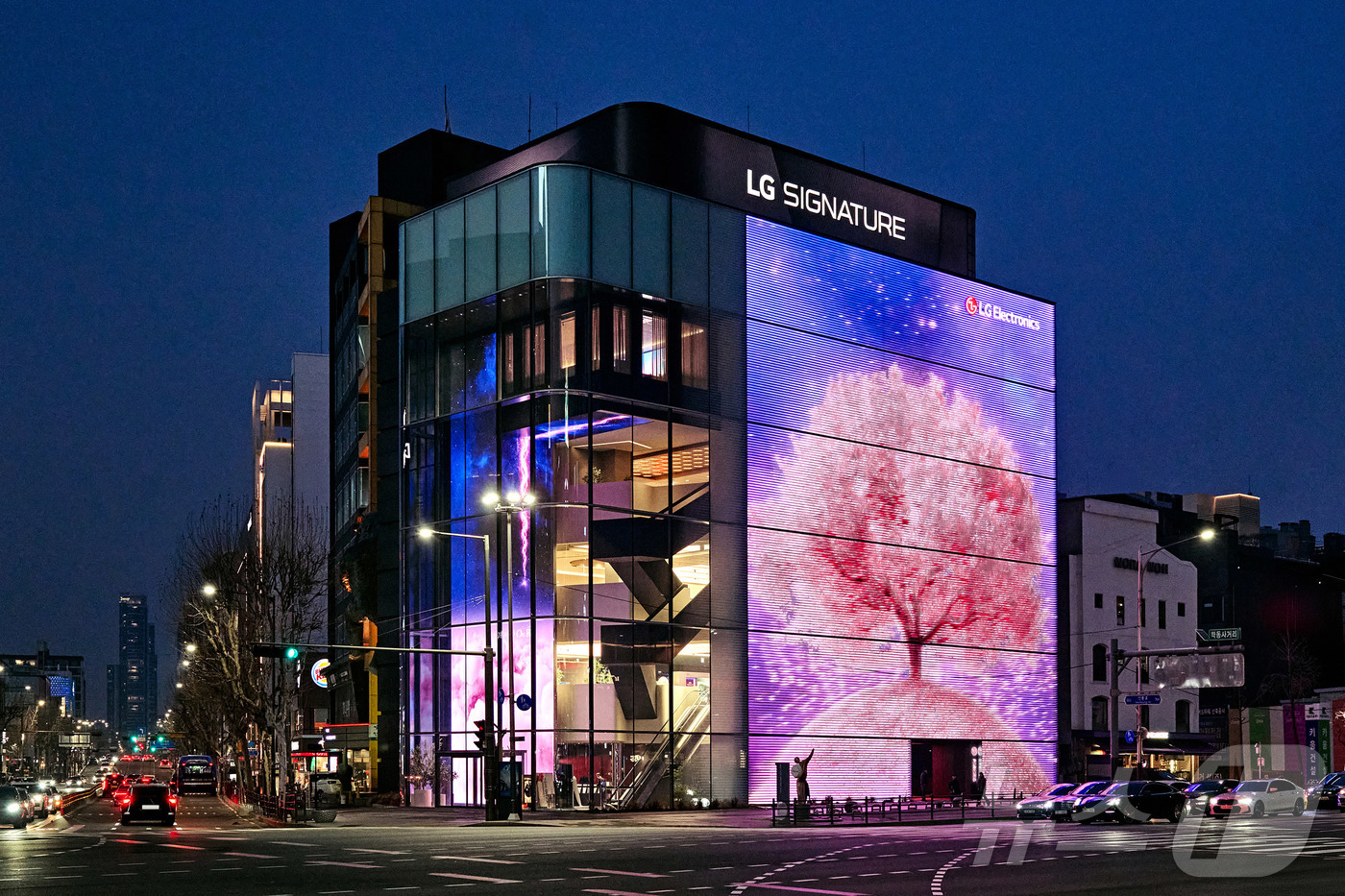 (서울=뉴스1) = LG전자가 봄철을 맞아 서울 강남구 도산대로에 위치한 'LG전자 플래그십 D5' 외벽에 벚꽃을 주제로 한 미디어 파사드를 선보였다고 22일 밝혔다.미디어 파사드 …