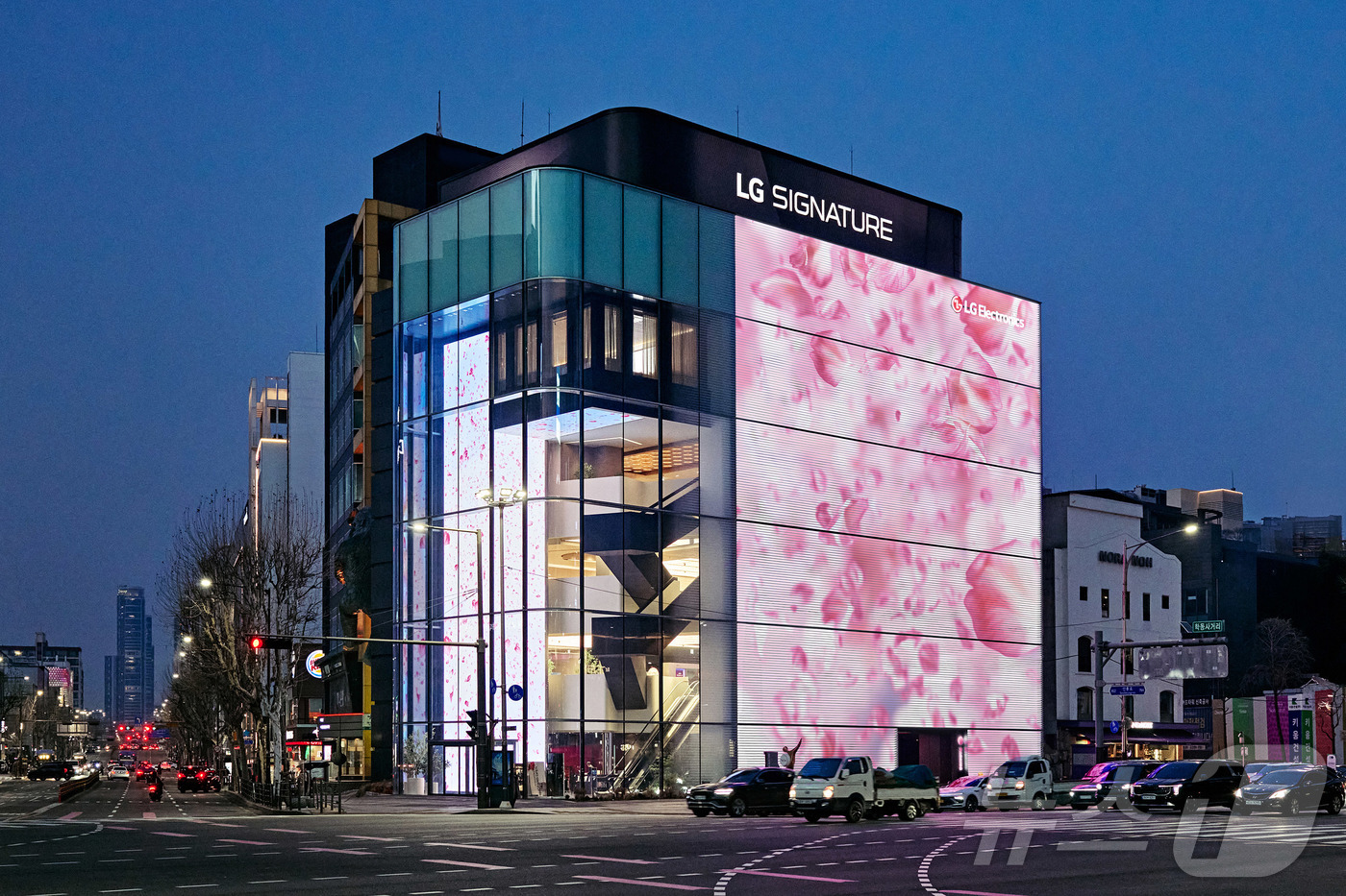 (서울=뉴스1) = LG전자가 봄철을 맞아 서울 강남구 도산대로에 위치한 'LG전자 플래그십 D5' 외벽에 벚꽃을 주제로 한 미디어 파사드를 선보였다고 22일 밝혔다.미디어 파사드 …