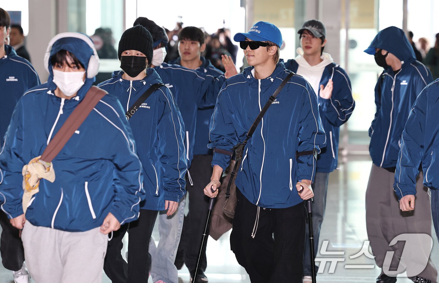 본문 이미지 - 그룹 방탄소년단(BTS)이 22일 오전 인천국제공항을 통해 미국 뉴욕으로 출국하고 있다. 2026.3.22 ⓒ 뉴스1 구윤성 기자