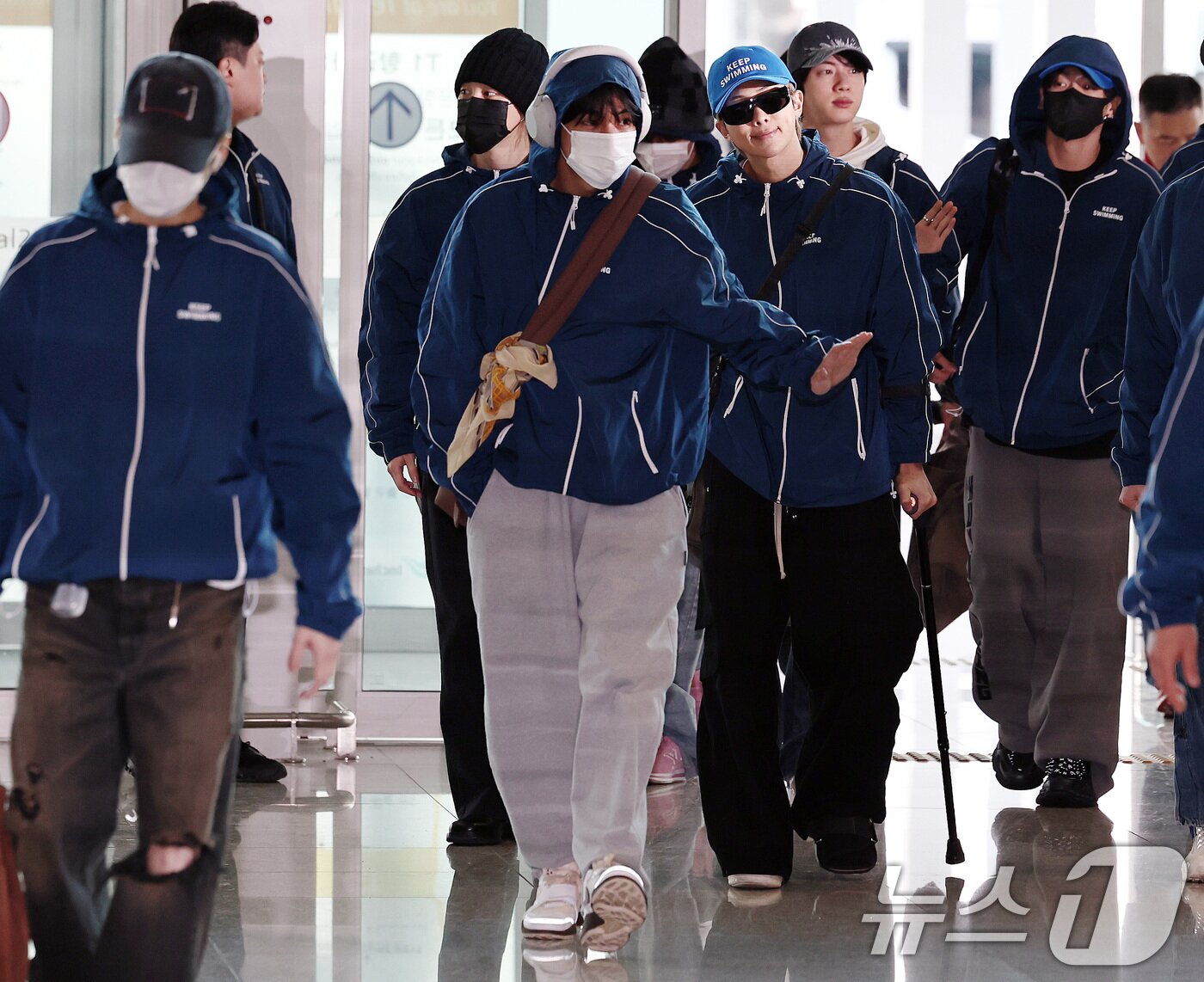 본문 이미지 - 그룹 방탄소년단(BTS)이 22일 오전 인천국제공항을 통해 미국 뉴욕으로 출국하고 있다. 2026.3.22 ⓒ 뉴스1 구윤성 기자