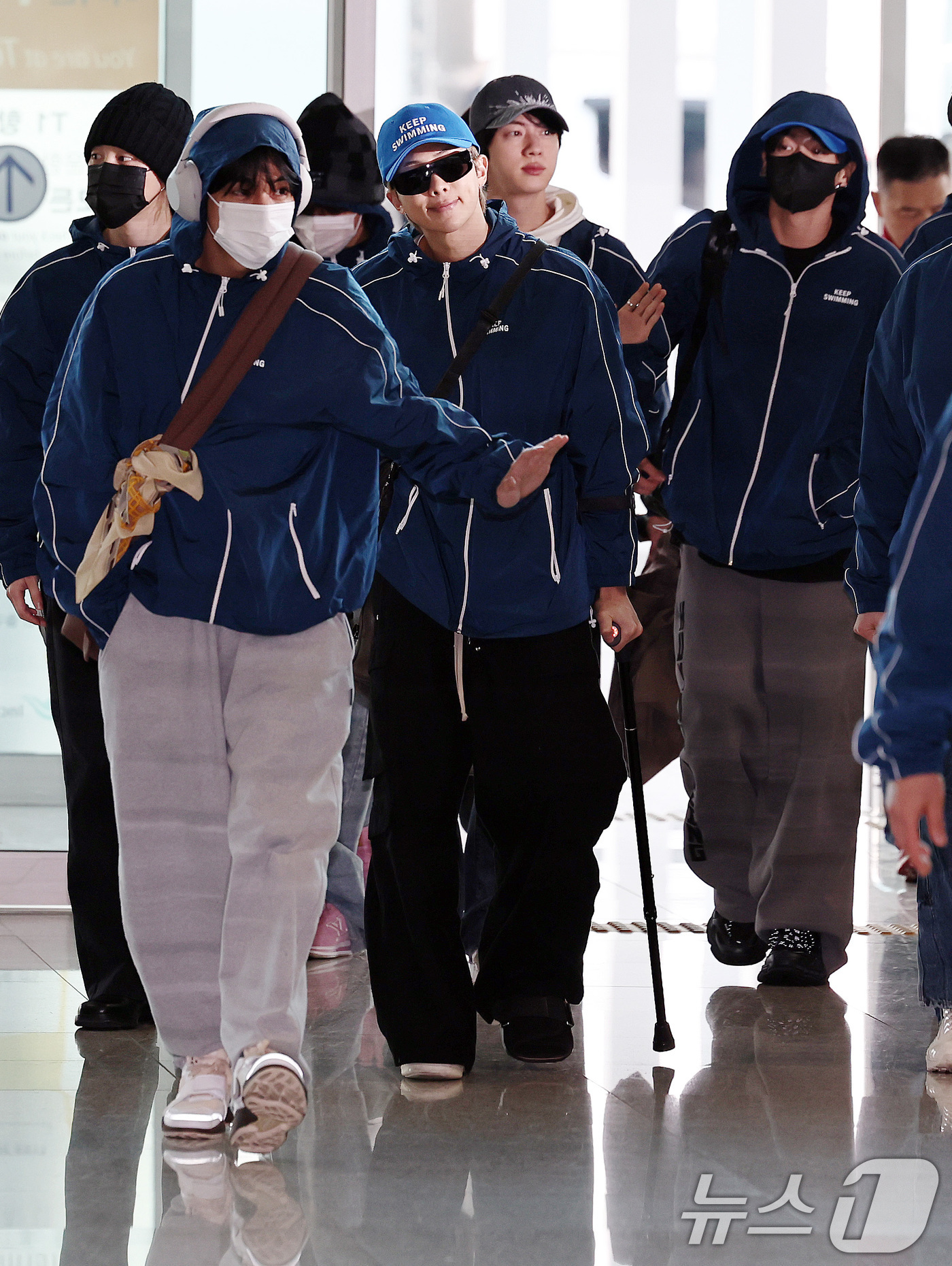 (인천공항=뉴스1) 구윤성 기자 = 그룹 방탄소년단(BTS)이 22일 오전 인천국제공항을 통해 미국 뉴욕으로 출국하고 있다.  2026.3.22/뉴스1