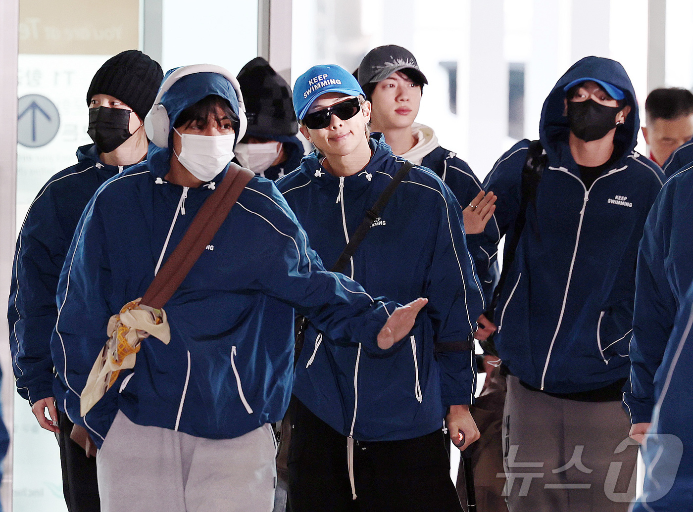 (인천공항=뉴스1) 구윤성 기자 = 그룹 방탄소년단(BTS)이 22일 오전 인천국제공항을 통해 미국 뉴욕으로 출국하고 있다.  2026.3.22/뉴스1