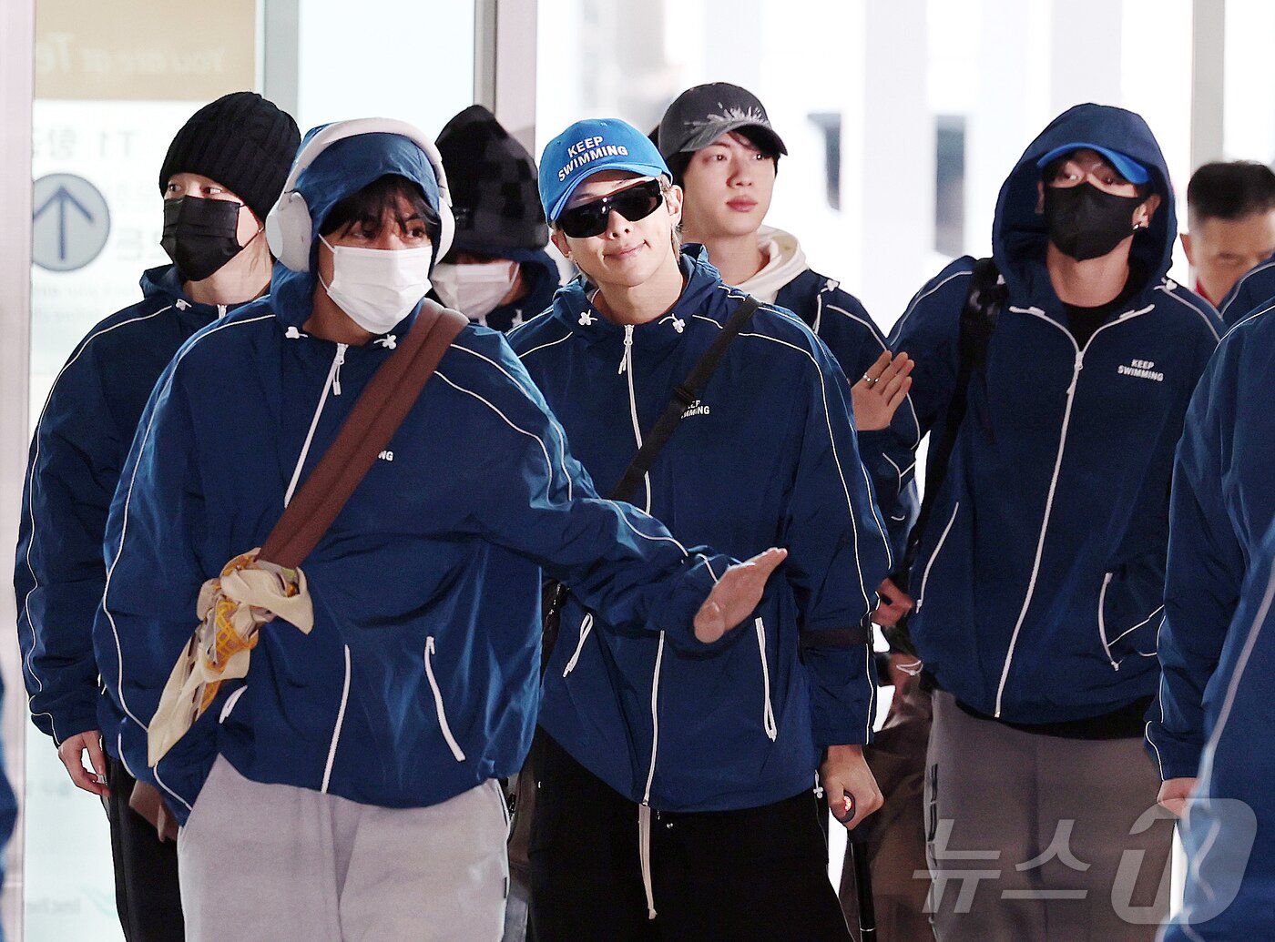 본문 이미지 - 그룹 방탄소년단(BTS)이 22일 오전 인천국제공항을 통해 미국 뉴욕으로 출국하고 있다. 2026.3.22 ⓒ 뉴스1 구윤성 기자