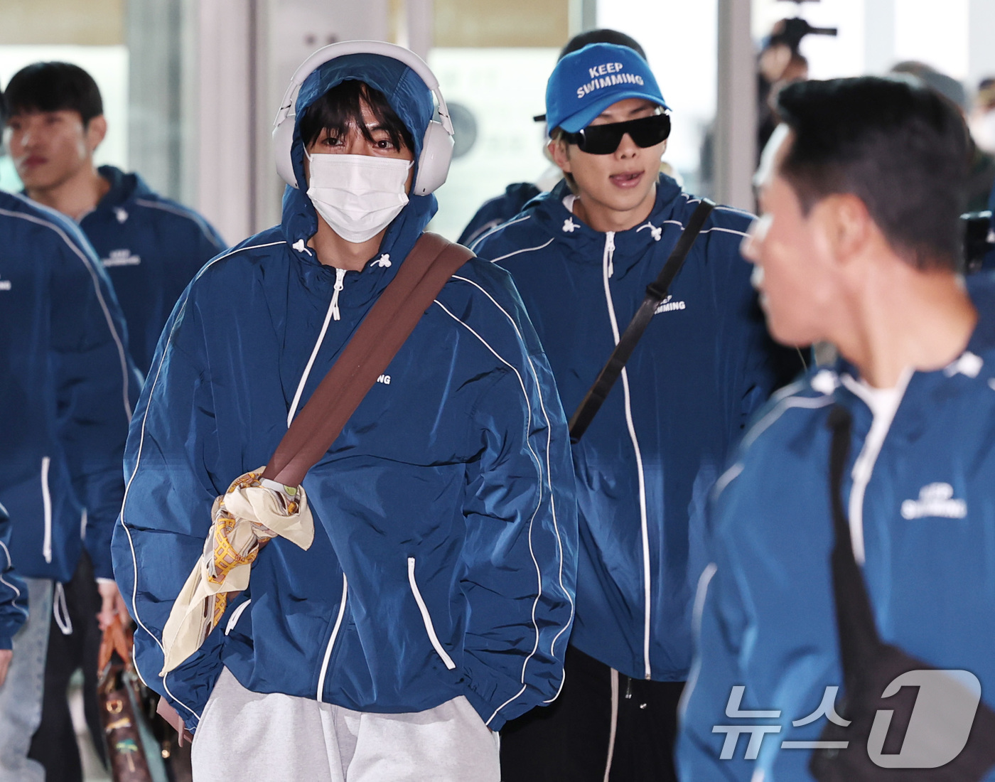 (인천공항=뉴스1) 구윤성 기자 = 그룹 방탄소년단(BTS)이 22일 오전 인천국제공항을 통해 미국 뉴욕으로 출국하고 있다.  2026.3.22/뉴스1