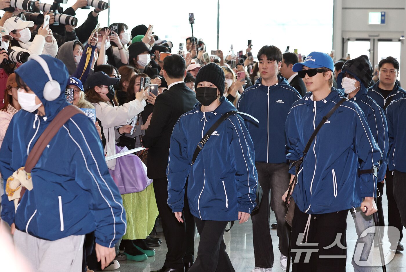 본문 이미지 - 그룹 방탄소년단(BTS)이 22일 오전 인천국제공항을 통해 미국 뉴욕으로 출국하고 있다. 2026.3.22 ⓒ 뉴스1 구윤성 기자