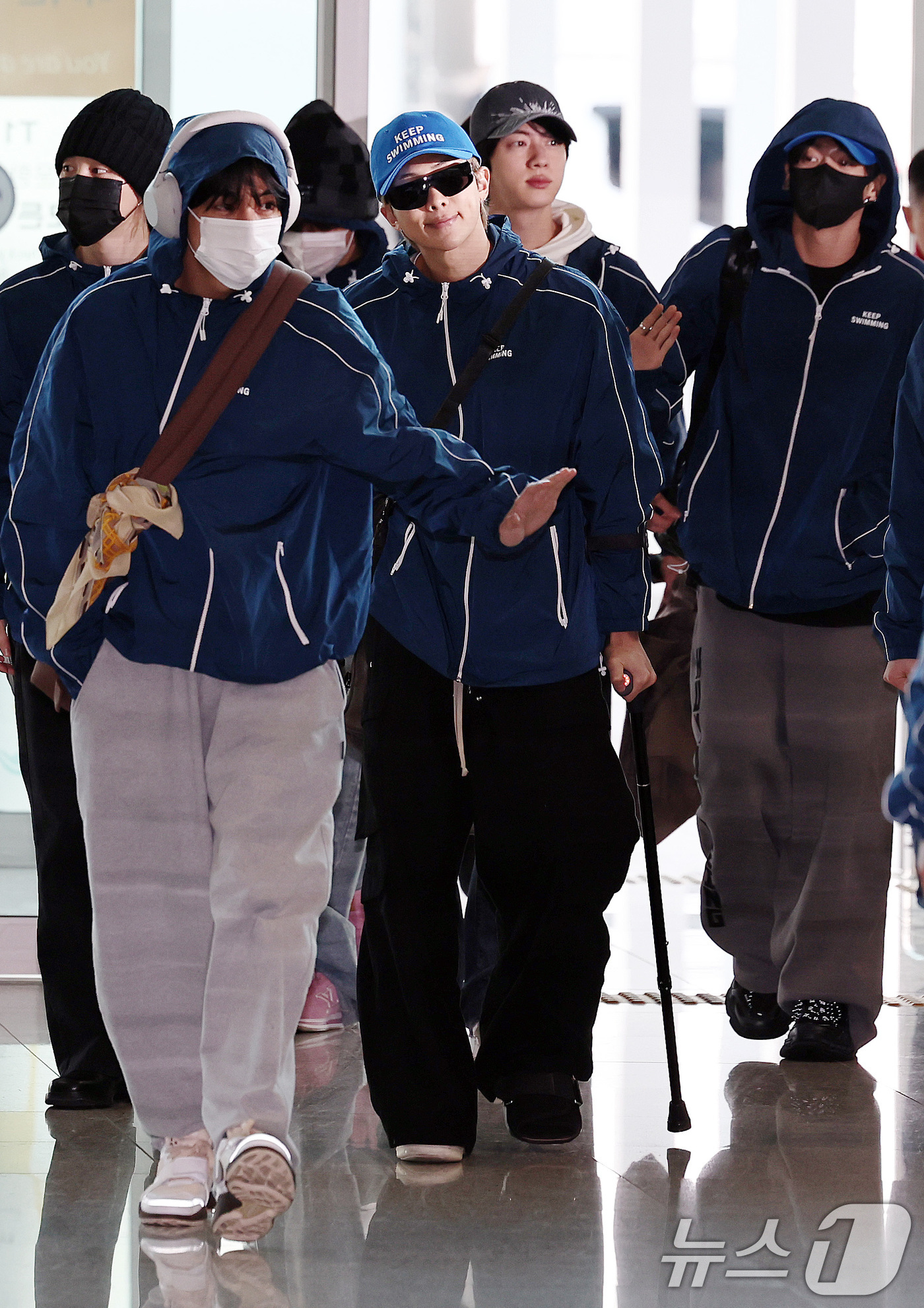 (인천공항=뉴스1) 구윤성 기자 = 그룹 방탄소년단(BTS)이 22일 오전 인천국제공항을 통해 미국 뉴욕으로 출국하고 있다.  2026.3.22/뉴스1