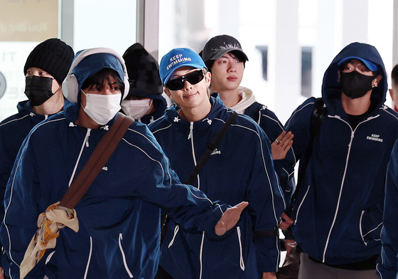 목발 짚고 출국하는 RM